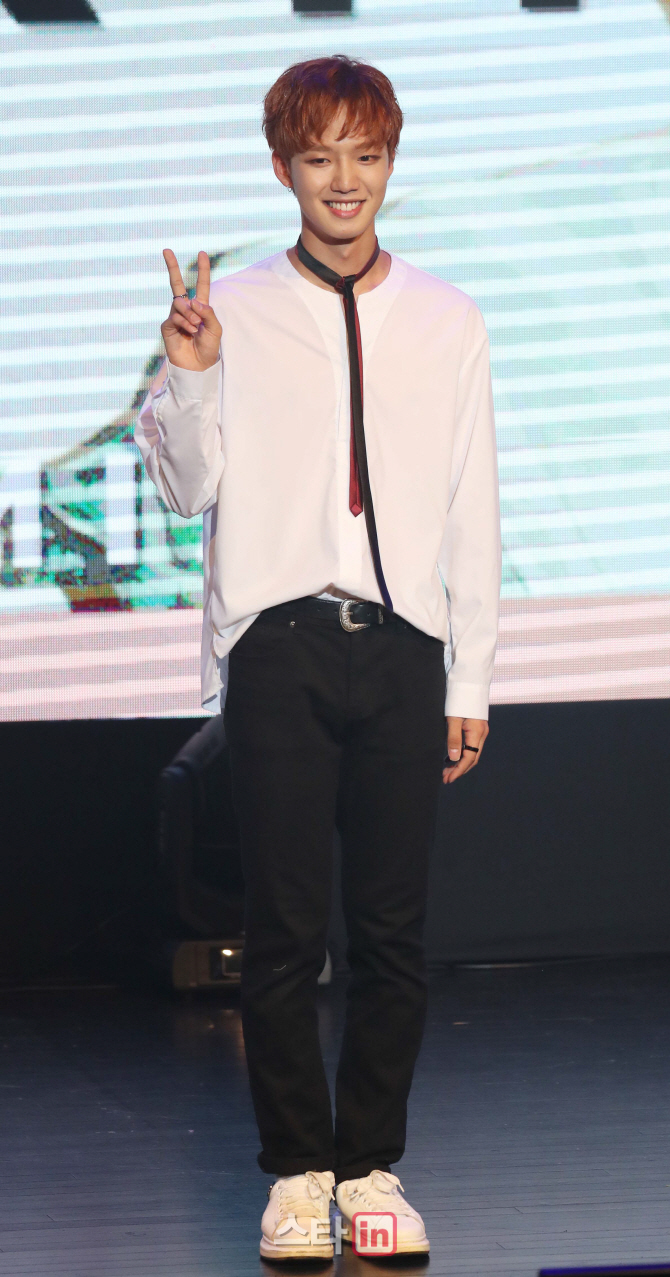 [포토]임영민 '데뷔기념 브이'