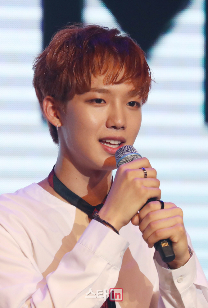 [포토]임영민 '긴장해서 꼭 쥔 마이크'