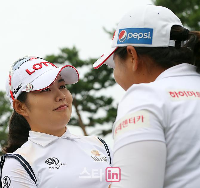[포토] 위로하는 장수연 '내 우승인데, (하)민송아 울지마'