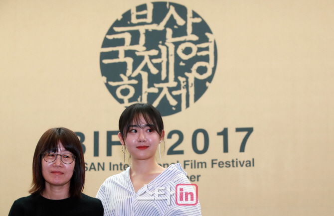 [포토]신수원 감독-배우 문근영, '개막작 유리정원의 주인공'