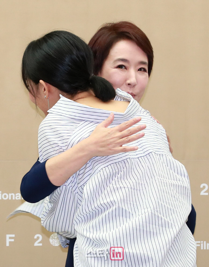 [포토]강수연-문근영, '뜨겁게 포옹'