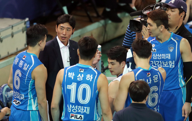 '초보 사령탑' 신진식·이도희, 데뷔전서 나란히 승리