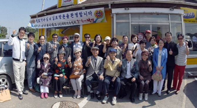 김흥국 대한가수협회 회장, 원로가수들에 추석 용돈 전달