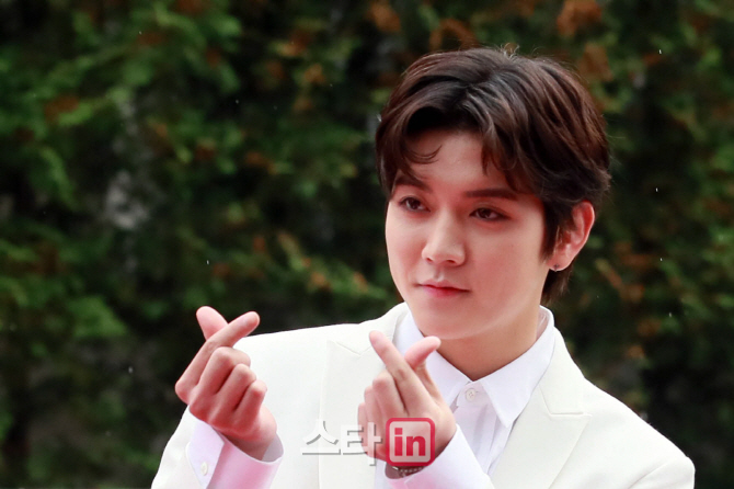 [포토]뉴이스트 W, '하트가 뿅~'
