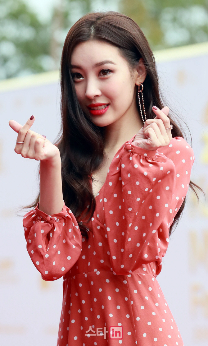 [포토]가수 선미, '애교 하트'