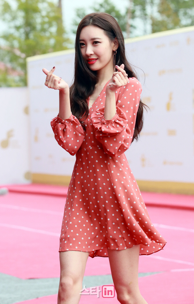 [포토]가수 선미, '바람에 날아갈 듯한 몸매'