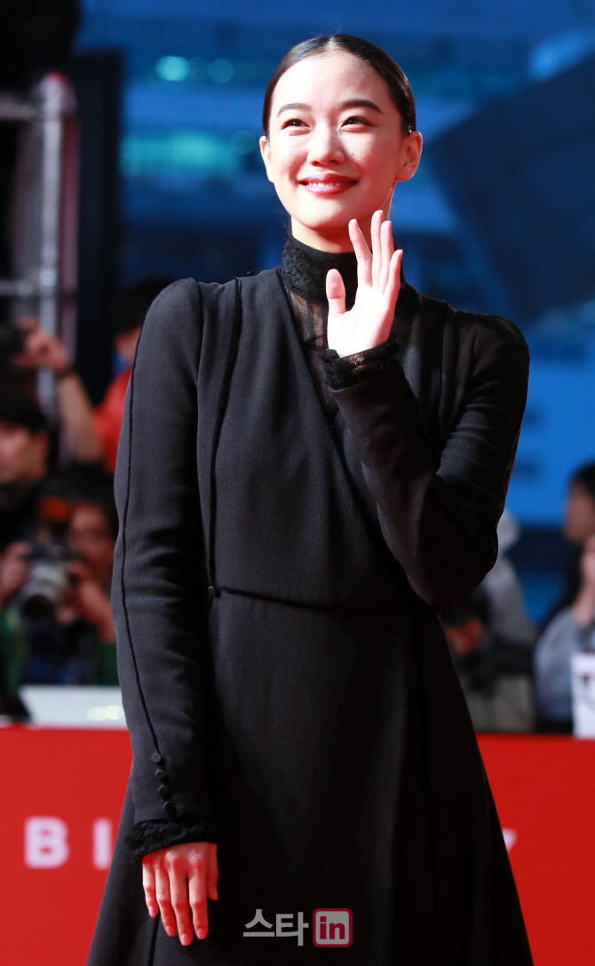 [포토]아오이 유우, '손인사와 고운 미소'