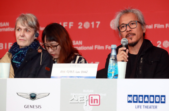 [포토]질문에 답하는 라브 디아즈 감독