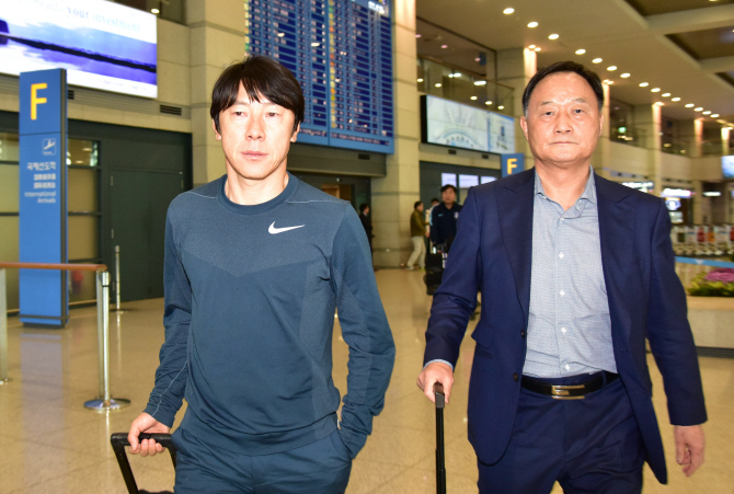 신태용·김호곤 귀국길, '한국 축구 사망' 현수막..공항 인터뷰 취소