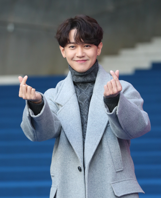 강균성, '패션위크에서 꽃하트 만발'