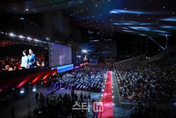 열흘 간 축제 마치고 폐막…`희망 불씨 피웠다`