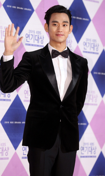 '한류스타' 김수현, 오늘(23일) 현역 입대…"비공개 입소"