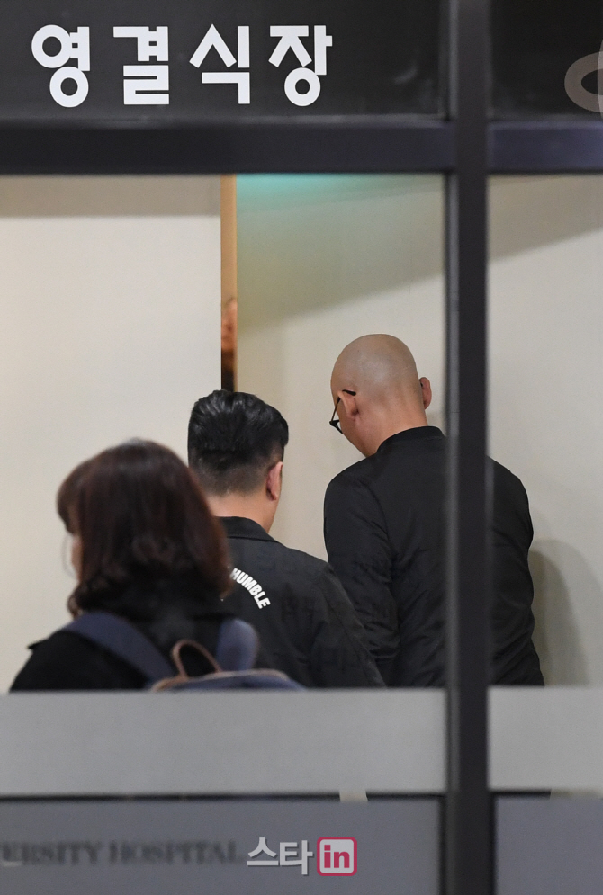 [포토]故 김주혁 빈소 찾은 소속사 대표