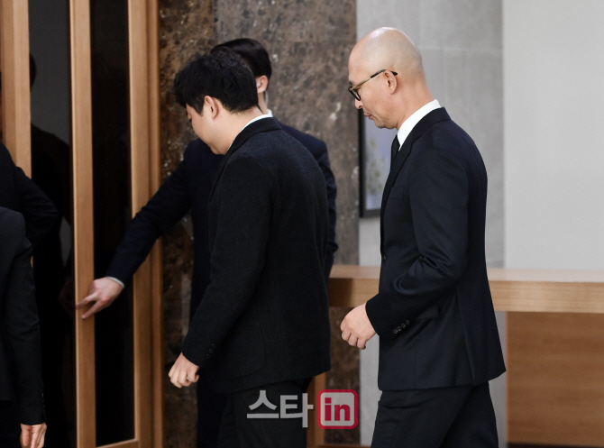 [포토]故 김주혁 빈소 들어가는 김종도 나무엑터스 대표