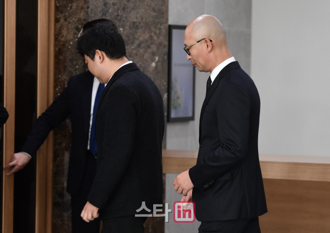 [포토]배우 김주혁 빈소 들어가는 김종도 나무엑터스 대표