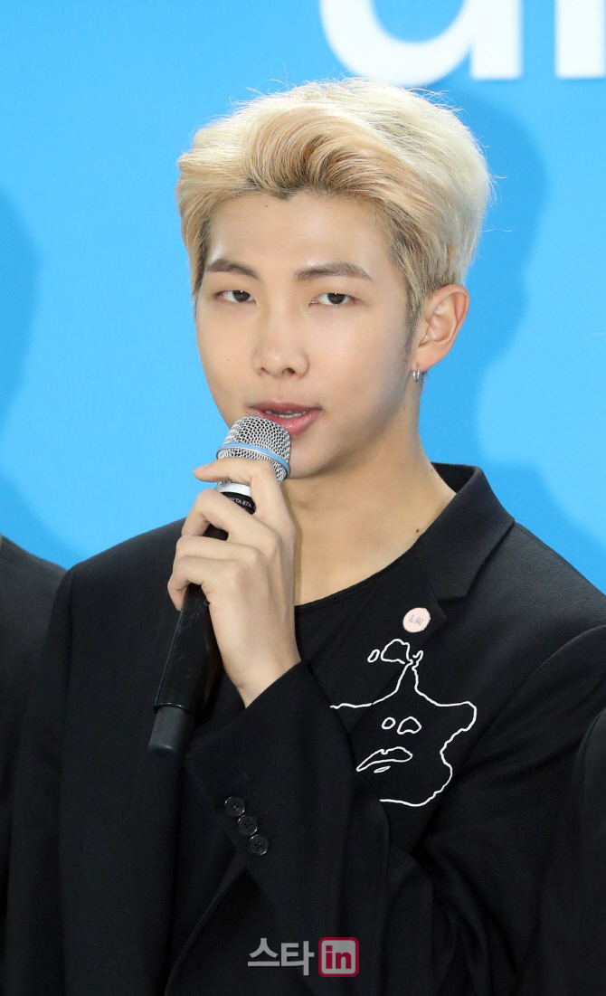 [포토]인사말하는 방탄소년단 랩몬스터