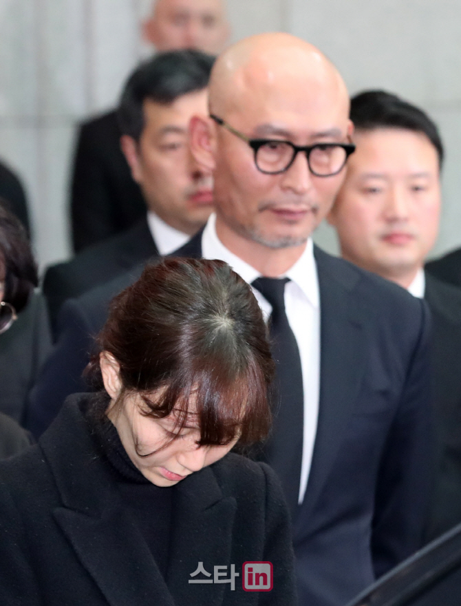 [포토] 故 김주혁 떠나 보내는 연인 이유영-김종도 나무엑터스 대표