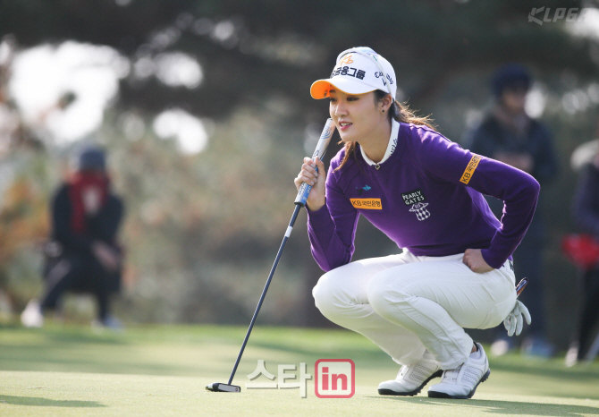 KLPGA 하이트진로 2R 일몰 중단…오지현 공동 선두