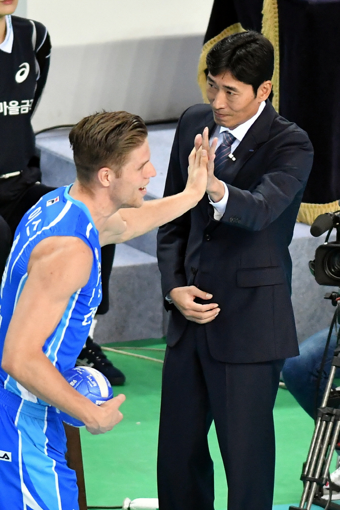 삼성화재, 대한항공에 3-0 완승...1라운드 선두 마감