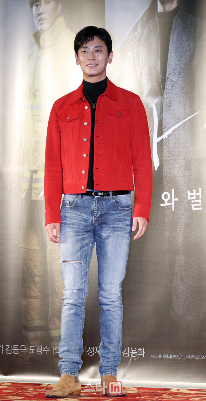 [포토]주지훈 '옷이 주지훈발'