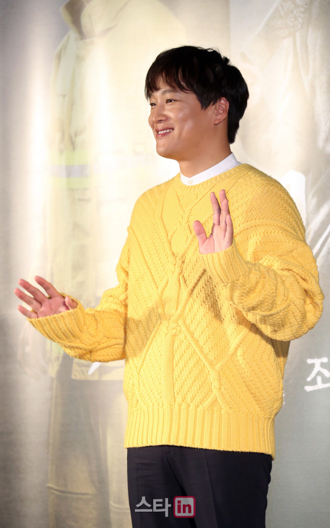 [포토]차태현 '소방관 역할이라 노란 니트'