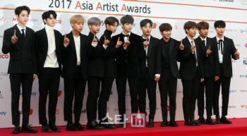 김희선·엑소 `2017 AAA` 대상…워너원 신인상