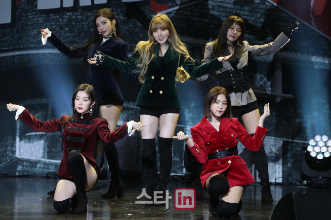 [포토]레드벨벳 '벨벳 재킷 입은 바비인형'