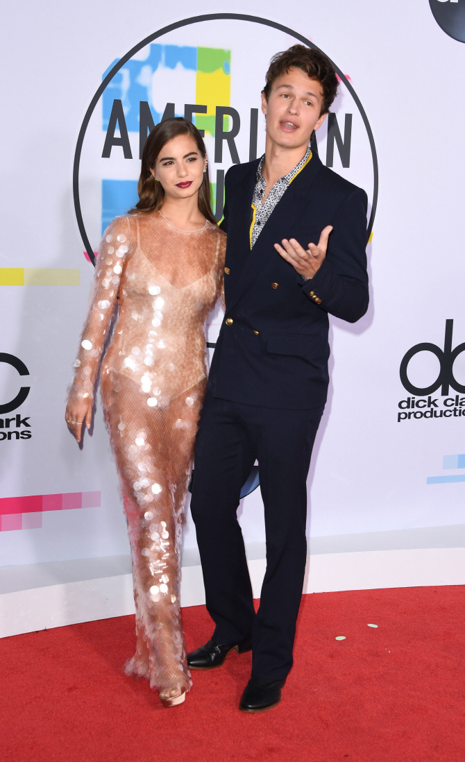 [포토] 'AMAs' 안셀 엘고트, 연인 수키 워터하우스와 등장