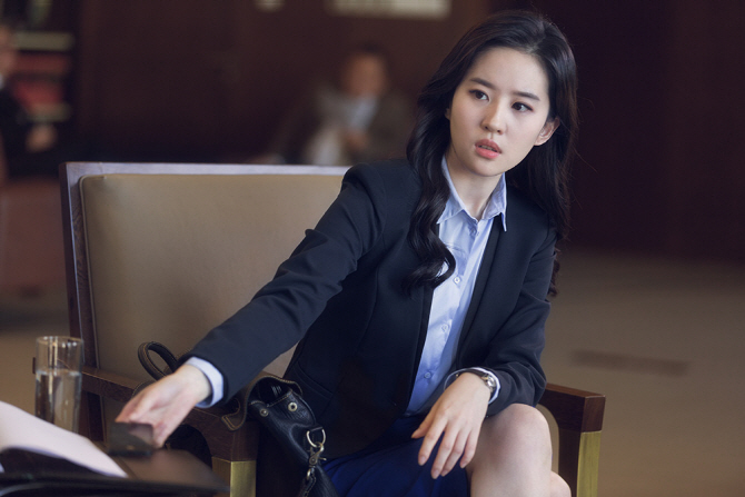 ‘송승헌♡’ 유역비, 디즈니 ‘뮬란’ 실사판 주인공 발탁