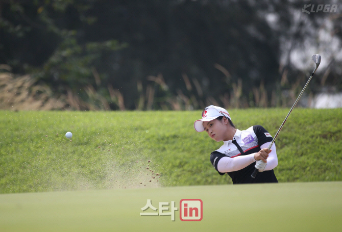 '슈퍼루키' 최혜진..KLPGA 2018개막전부터 불꽃타