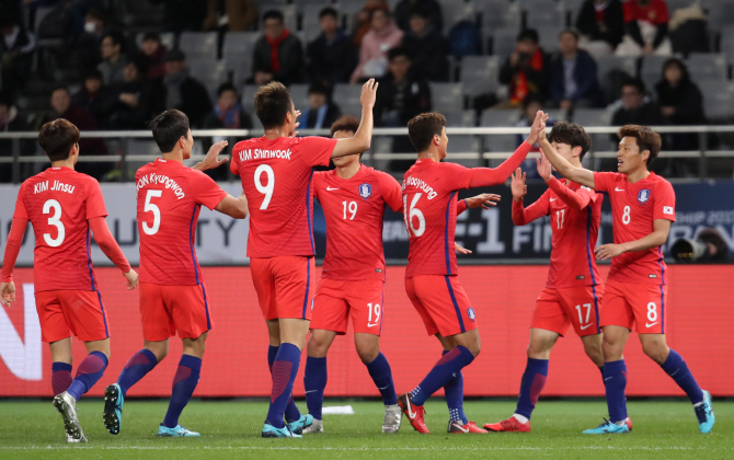 '김신욱-이재성 연속골' 한국, 중국에 2-1 전반 마감