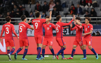 '김신욱-이재성 연속골' 한국, 중국에 2-1 전반 마감