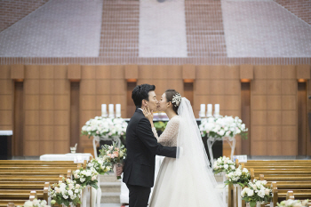 서현진, 결혼식 사진 공개..성당서 5세 연상 의사와 웨딩마치