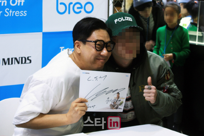 [포토]팬들과 만난 방송인 이상민