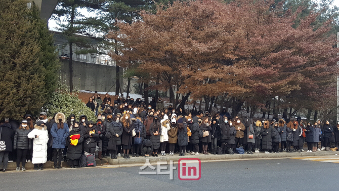 [포토] 두 손 모으고 고개 숙이고..고 종현 애도하는 팬들