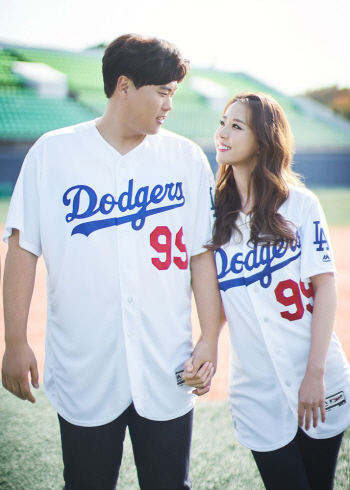 류현진♡배지현, 웨딩화보 공개…LA다저스 유니폼 입고