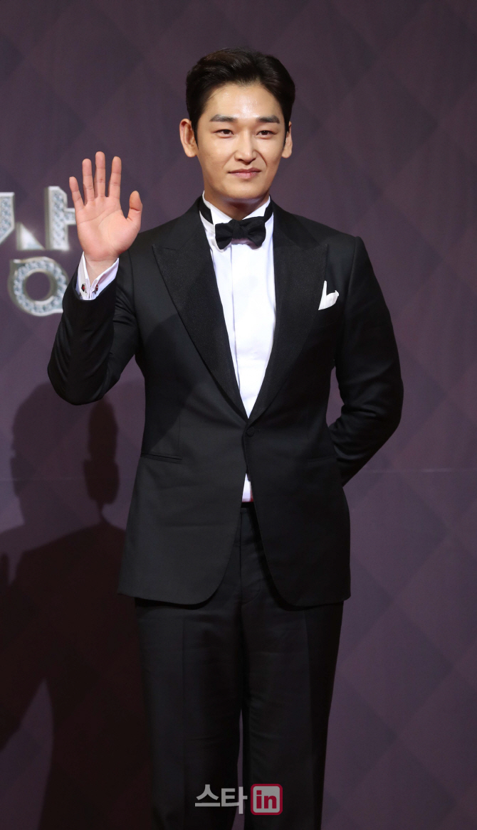 [포토]강신효 '미소가 살짝'