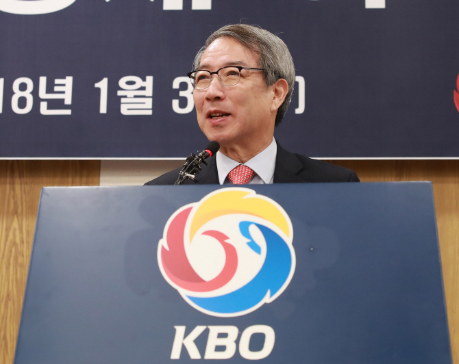 정운찬 신임 KBO 총재 "KBO리그, 진정한 프로로 이끌겠다"