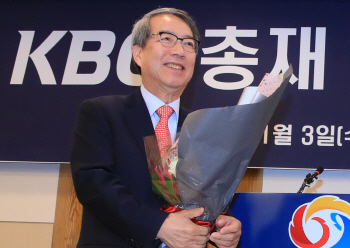 'KBO 정운찬 총재 시대 개막'..."3년내 흔들리지 않는 리그 만들겠다"