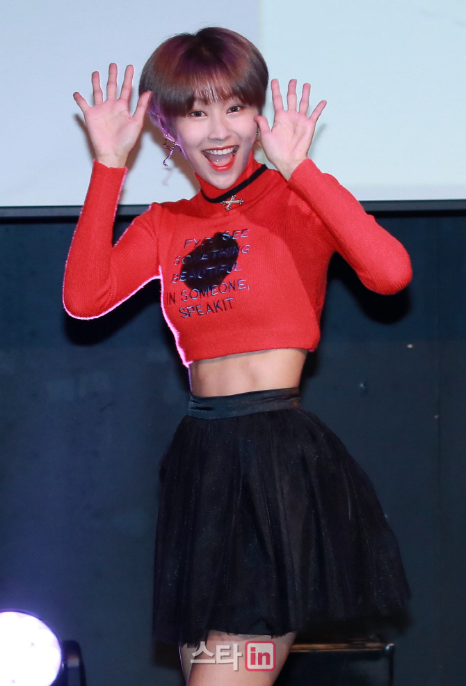[포토]혜빈, '한 손에 잡힐듯한 개미허리'