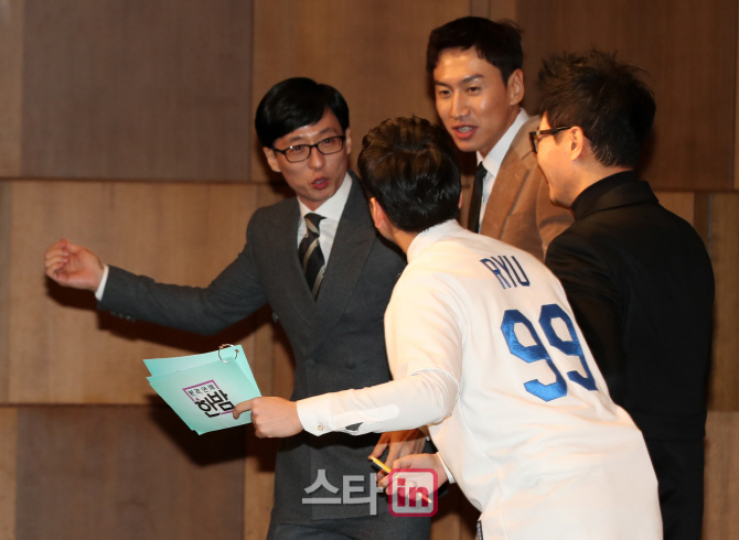 [포토]유재석, '저 사회보러 가야해서 시간이 없어요'
