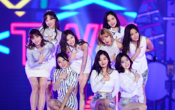 트와이스 '인기가요' 3연속 1위…'하트 셰이커'로 8관왕