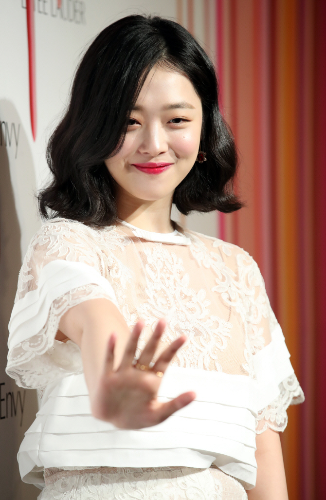설리, '예쁨' 주의보 발령~