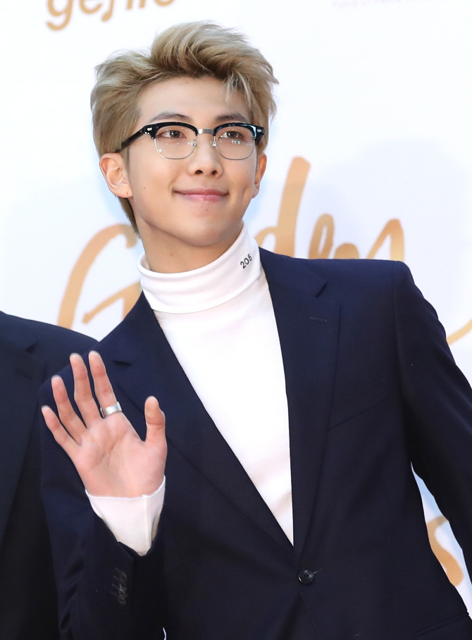 방탄소년단 RM, '다정한 손인사'