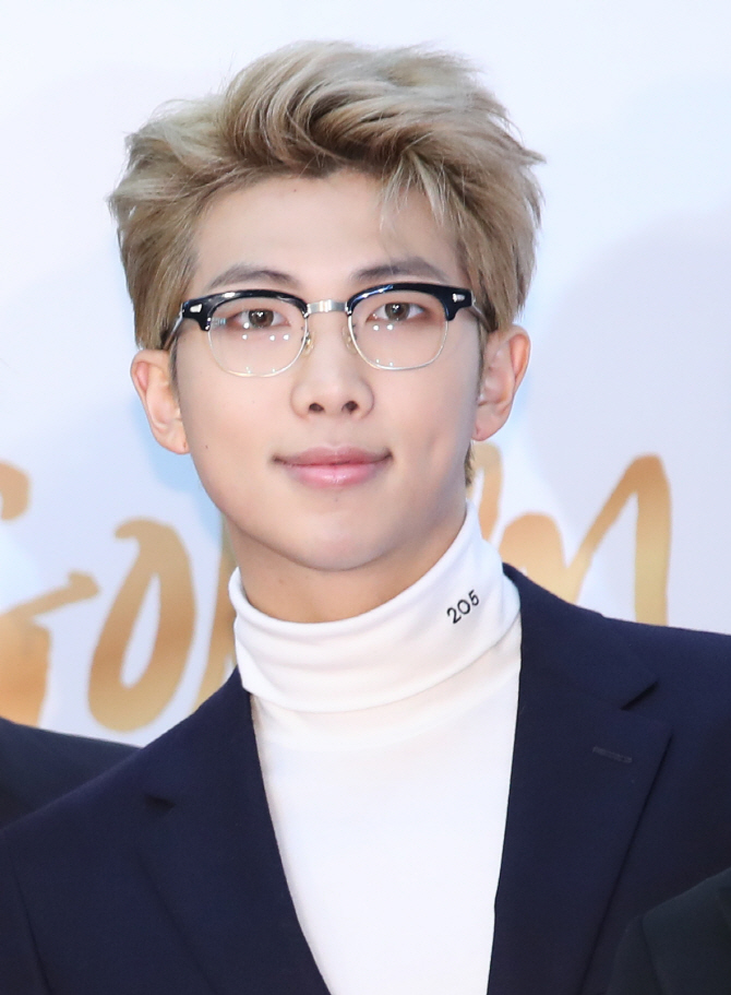 방탄소년단 RM, '뇌섹남의 빛나는 미소'