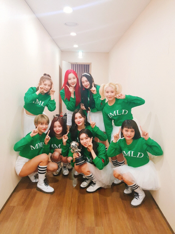 모모랜드, 데뷔 첫 음악방송 1위…'1110 0111의 기적'