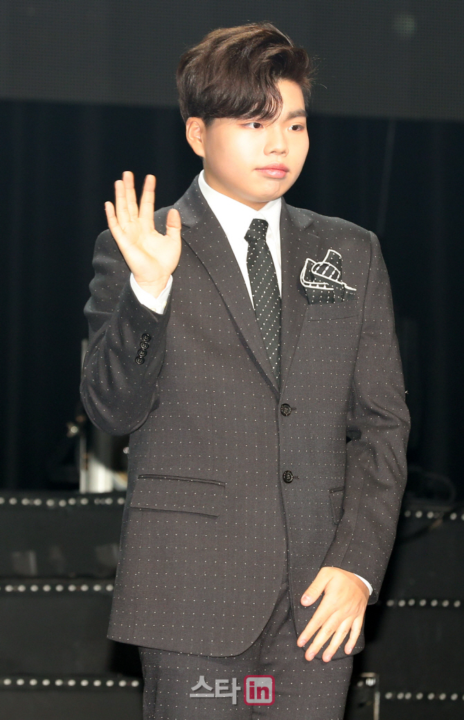 [포토]더 이스트라이트 이승현, '아직은 어색한 포토타임'