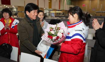 女아이스하키 남북 단일팀, 생일파티로 화기애애 분위기