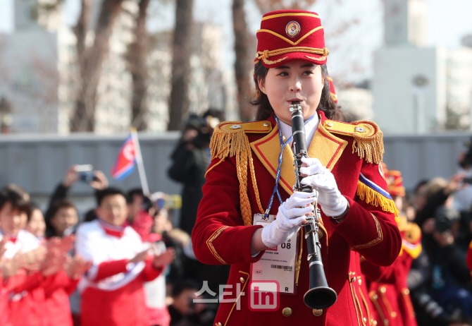 [포토]응원 복장 갈아입은 北 응원단