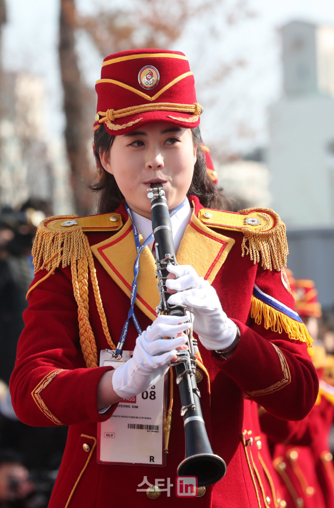 [포토]응원 복장 갈아입은 北 미녀 응원단